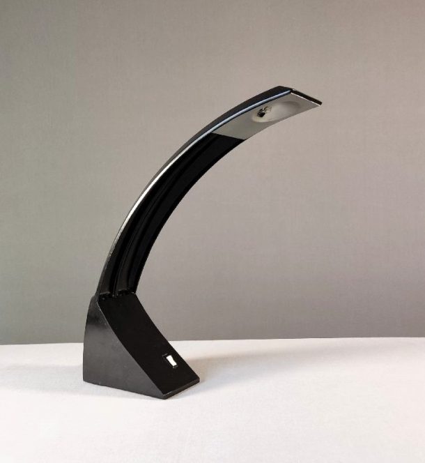 Lampe de bureau Marco Zotta en aluminium laqué noir modèle Arcobaleno à structure arquée
