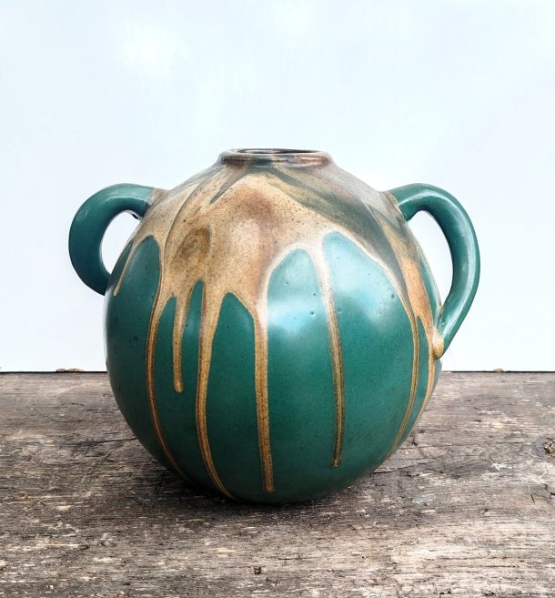 Leon Pointu Vase à deux bras Art Déco en grès émaillé à coulures nuancées vers 1920