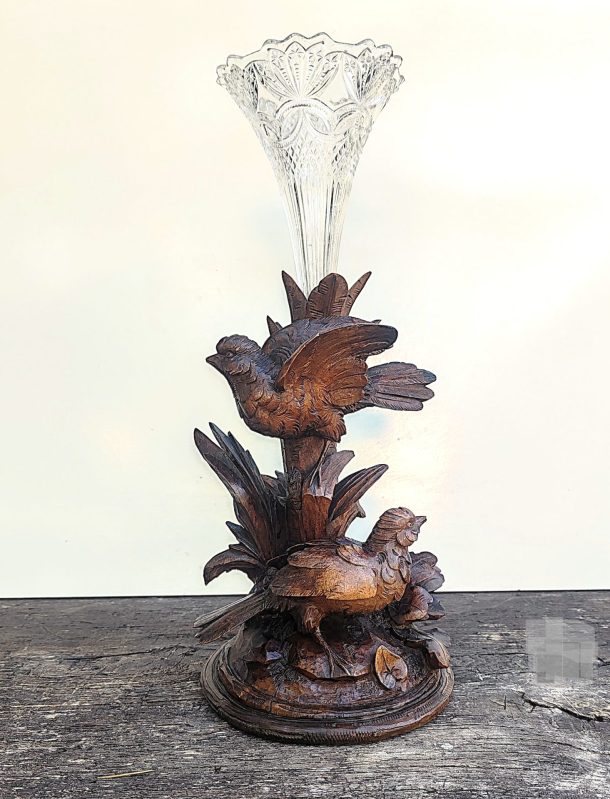 Porte-vase en bois (style Forêt-Noire, suisse) vase en verre de Bohême  fin XIX Début XX ème