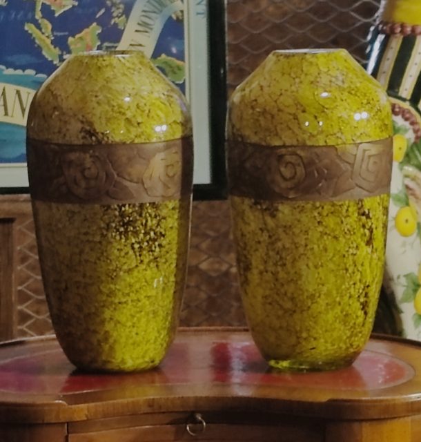 LEGRAS Paire de vases ovoides en verre marmoréen panse ceinte d'une frise dépolie ornée de fleurs Art Déco