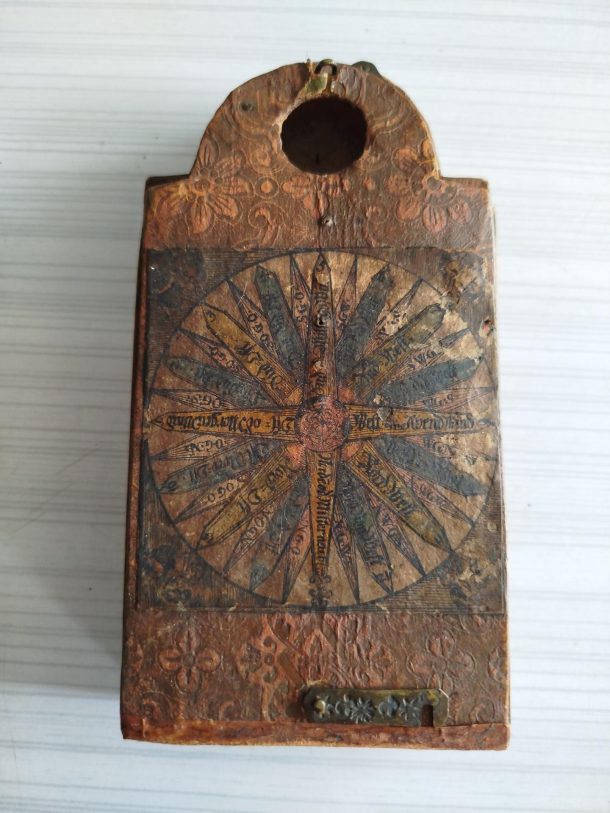Cadran solaire diptyque portatif en bois et papier, son calendrier perpétuel et lunaire XVII